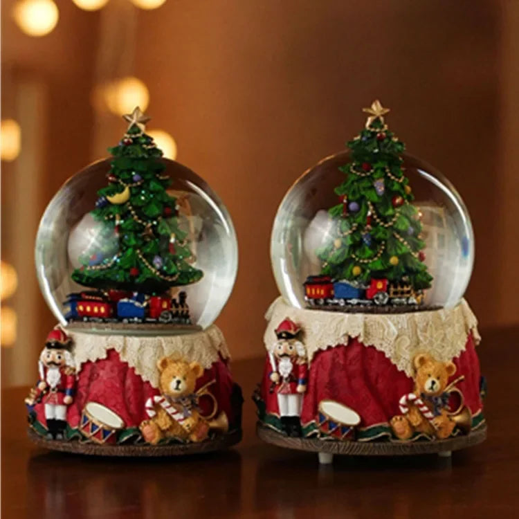 Boule de cristal flocon de neige arbre de Noël placée sur une table de décoration intérieure