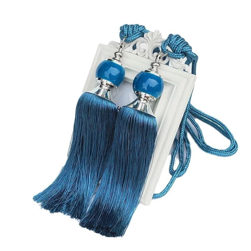 pompons rideau gris bleu jaune rouge classique anciens anneaux métalliques élégants ornement chambre salon