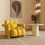 fauteuil moderne tissu texturé beige jaune marron clair coussin décoratif salon minimaliste