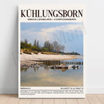 Paysage idyllique de la plage de Kühlungsborn sur la côte de Mecklembourg-Poméranie, avec des dunes de sable, des arbres nus et un reflet paisible de l'eau.