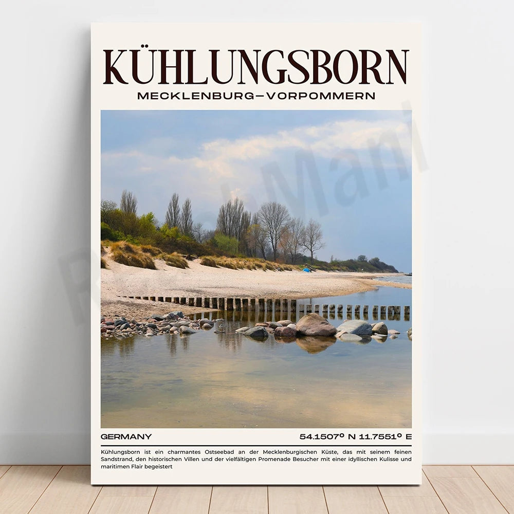 Paysage idyllique de la plage de Kühlungsborn sur la côte de Mecklembourg-Poméranie, avec des dunes de sable, des arbres nus et un reflet paisible de l'eau.