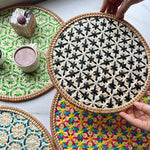 assiettes rondes décoratives tressées motifs géométriques bohèmes couleurs variées sous plats décoratifs
