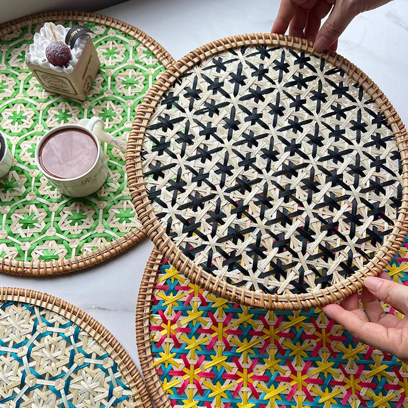 assiettes rondes décoratives tressées motifs géométriques bohèmes couleurs variées sous plats décoratifs