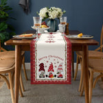 Cette table festive est parée pour Noël, avec un chemin de table décoré de motifs de gnomes et de flocons de neige, accompagnée d'un beau bouquet de fleurs et de verres à vin remplis.