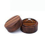 boîte bijoux marron grain bois classique coussin noir anneaux bague solitaire bague mariage étui