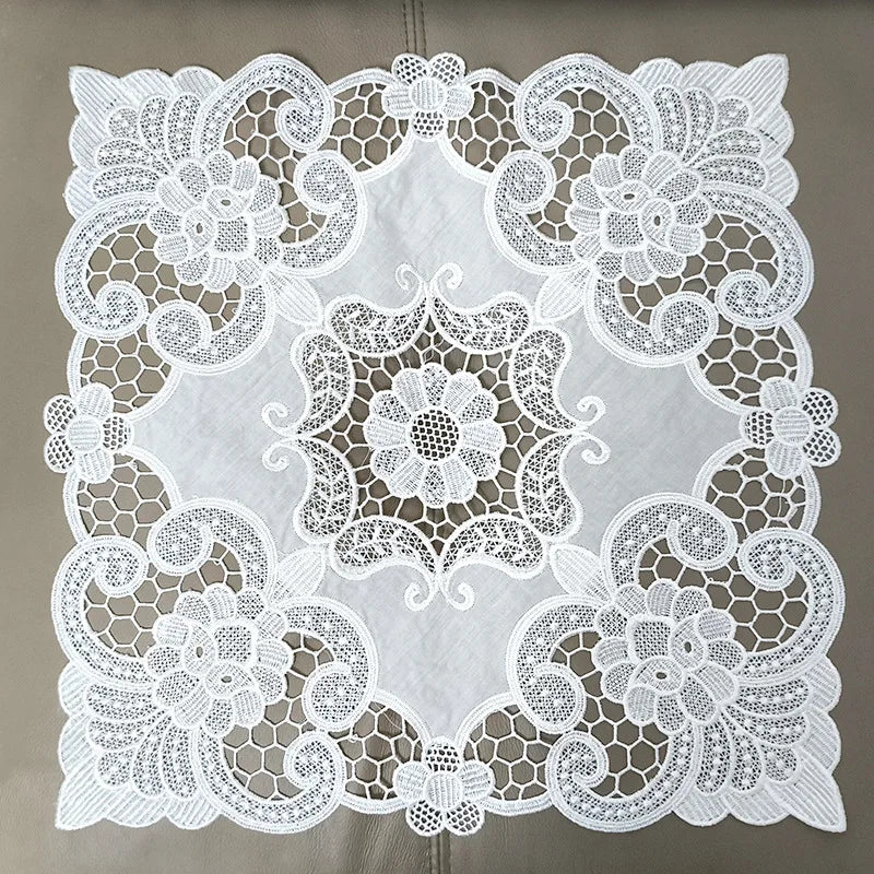 nappe dentelle flore brodée carrée traditionnelle maison fête polyester blanc motifs floraux complexes semi