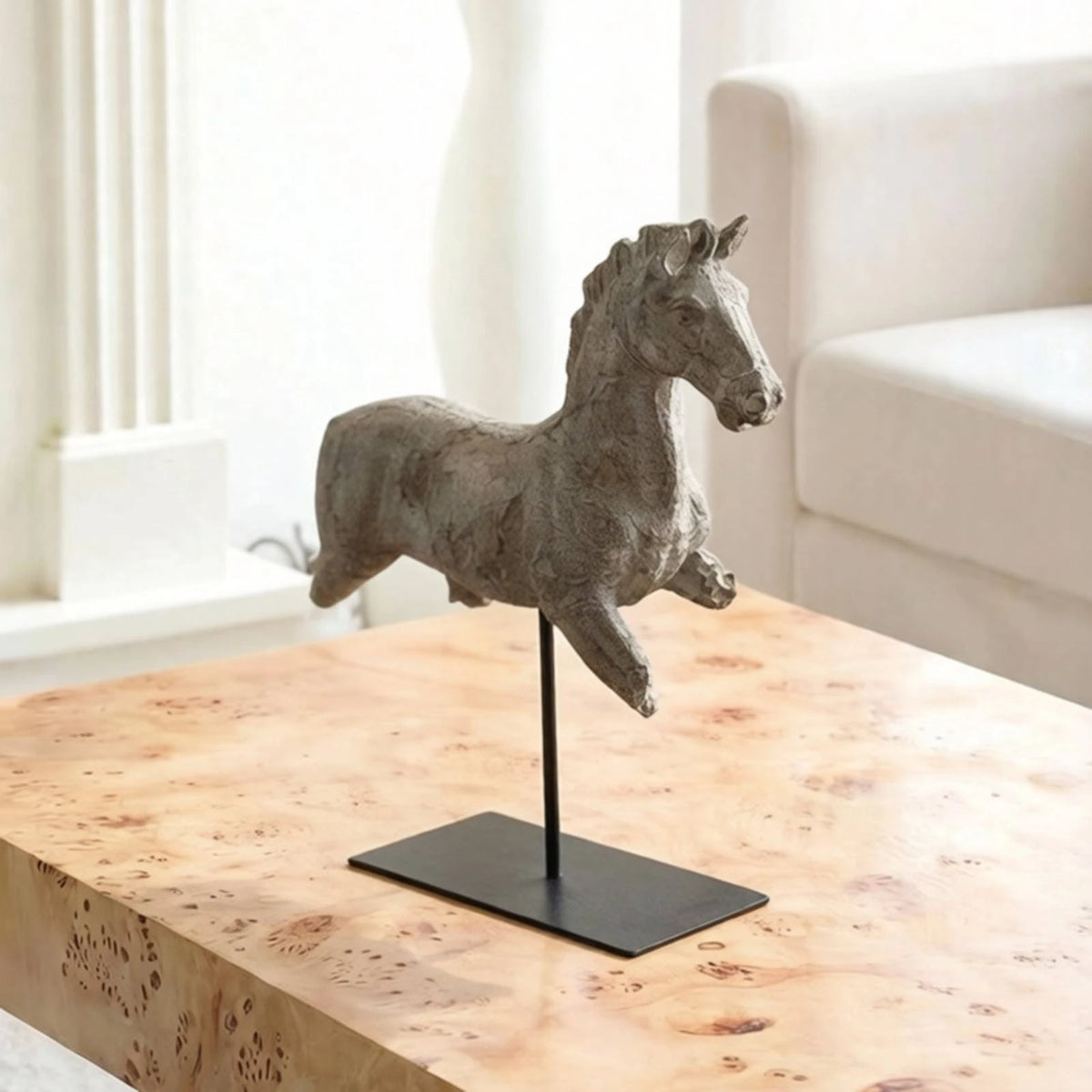 statue équestre résine gris beige aspect vieilli décoratif rustique socle métallique noir éléments