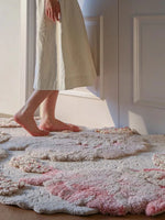 tapis ovale rose motifs floraux texture poilue decoratif maison chambre salon