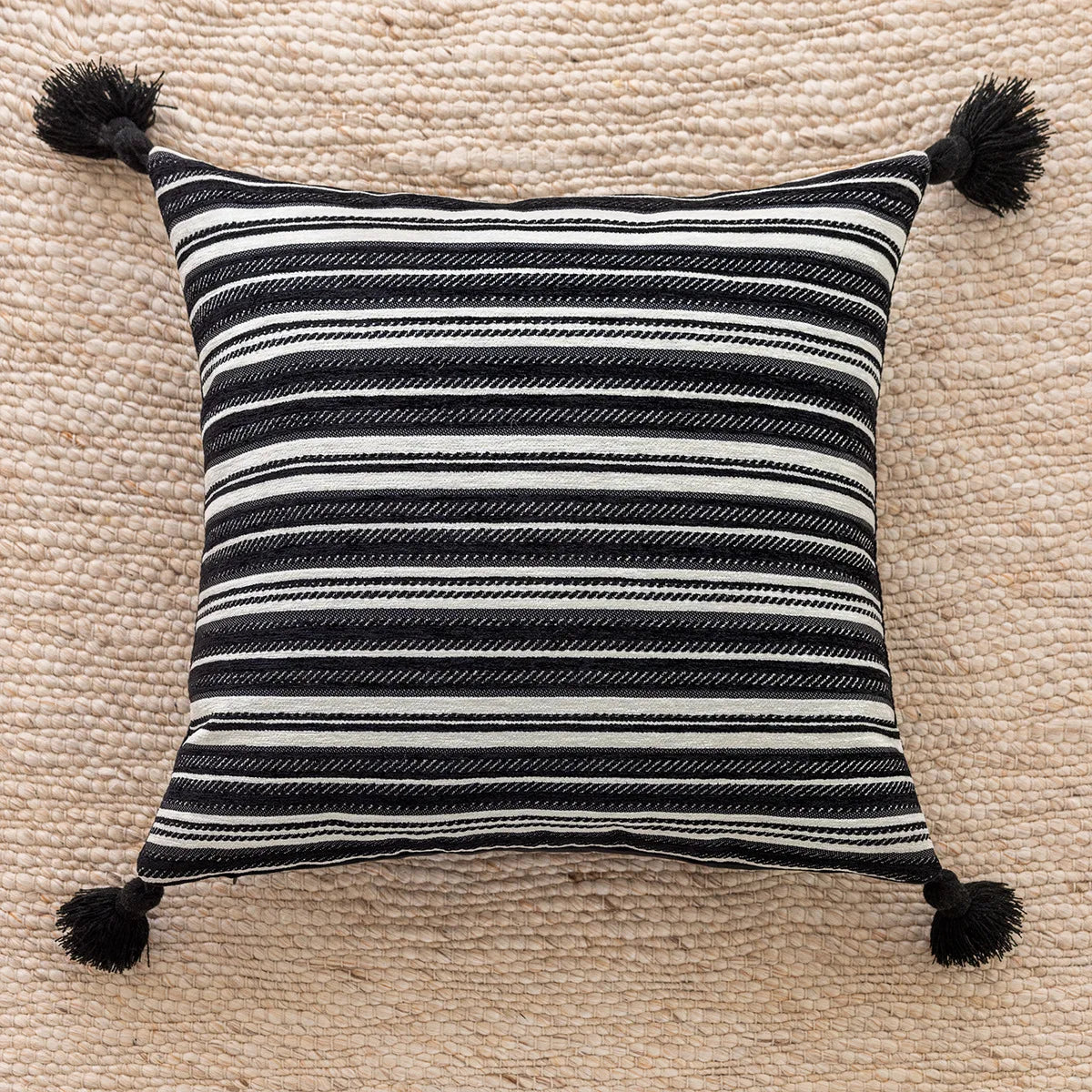 taies d'oreillers élégantes polyester chenille motif dentelle 45x45cm blanc noir decoration maison hospitalière