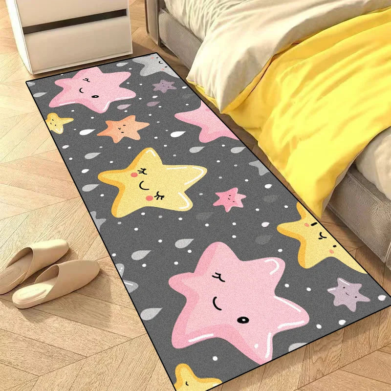 Un tapis décoratif avec un motif de joyeuses étoiles colorées sur un fond gris foncé, créant une ambiance chaleureuse et ludique dans cette chambre.