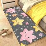 Un tapis décoratif avec un motif de joyeuses étoiles colorées sur un fond gris foncé, créant une ambiance chaleureuse et ludique dans cette chambre.