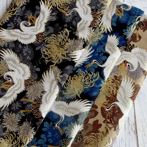 tissu brocart coton bleu foncé motifs grues fleurs japonais 145cm absorption bricolage couture patchwork