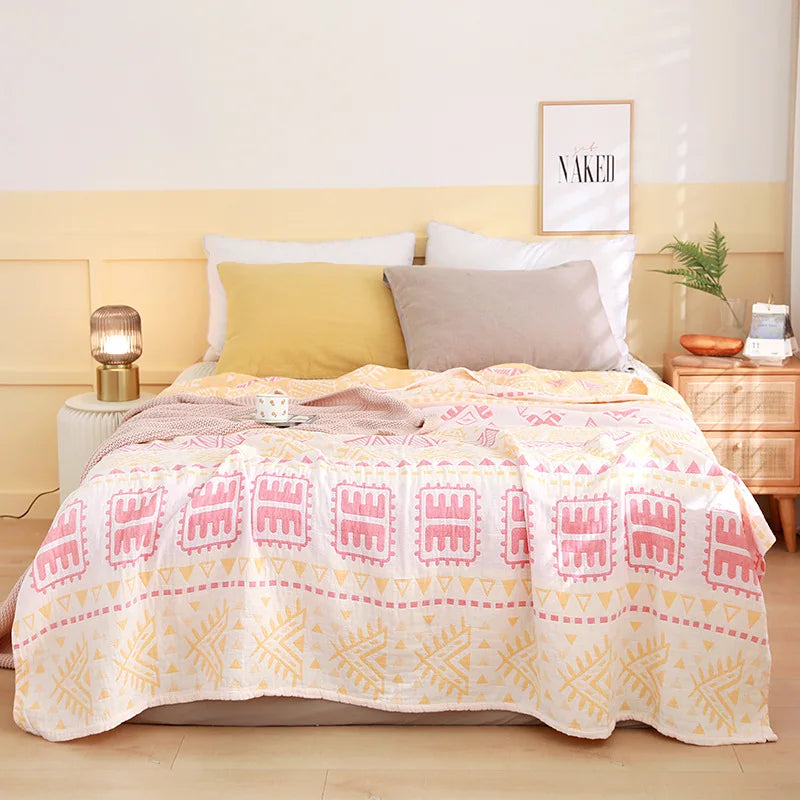 Un lit douillet avec des draps colorés et un cadre mural aux motifs uniques dans une chambre lumineuse.