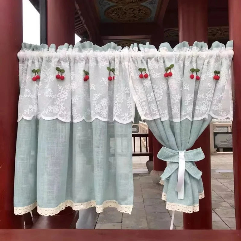 rideau bleu clair dentelle blanche motifs floraux translucide vintage romantique maison