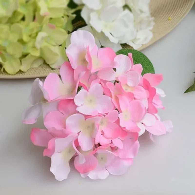 décoration florale moderne bouquet artificiel hortensias soie bleu rose rouge violet intérieur mariage fête