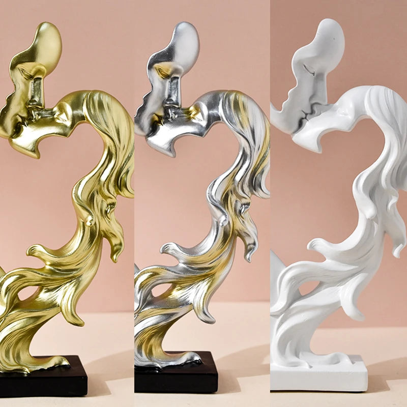 statuette moderne couple enlacés forme cœur résine blanche dorée argentée romantique decoration interieur base