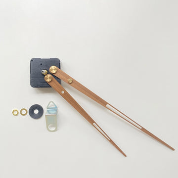 horloge murale bois moderne aiguilles bois boîtier noir vis dorées minimaliste