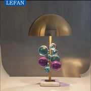 lampe table moderne or blanc marbre abatjour demi cercle sphères colorées transparentes