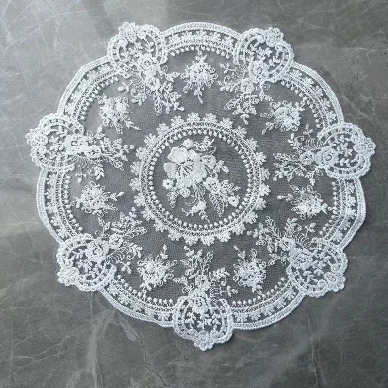 serviettes table broderie florale dentelle classique blanc beige 33cm rond polyester