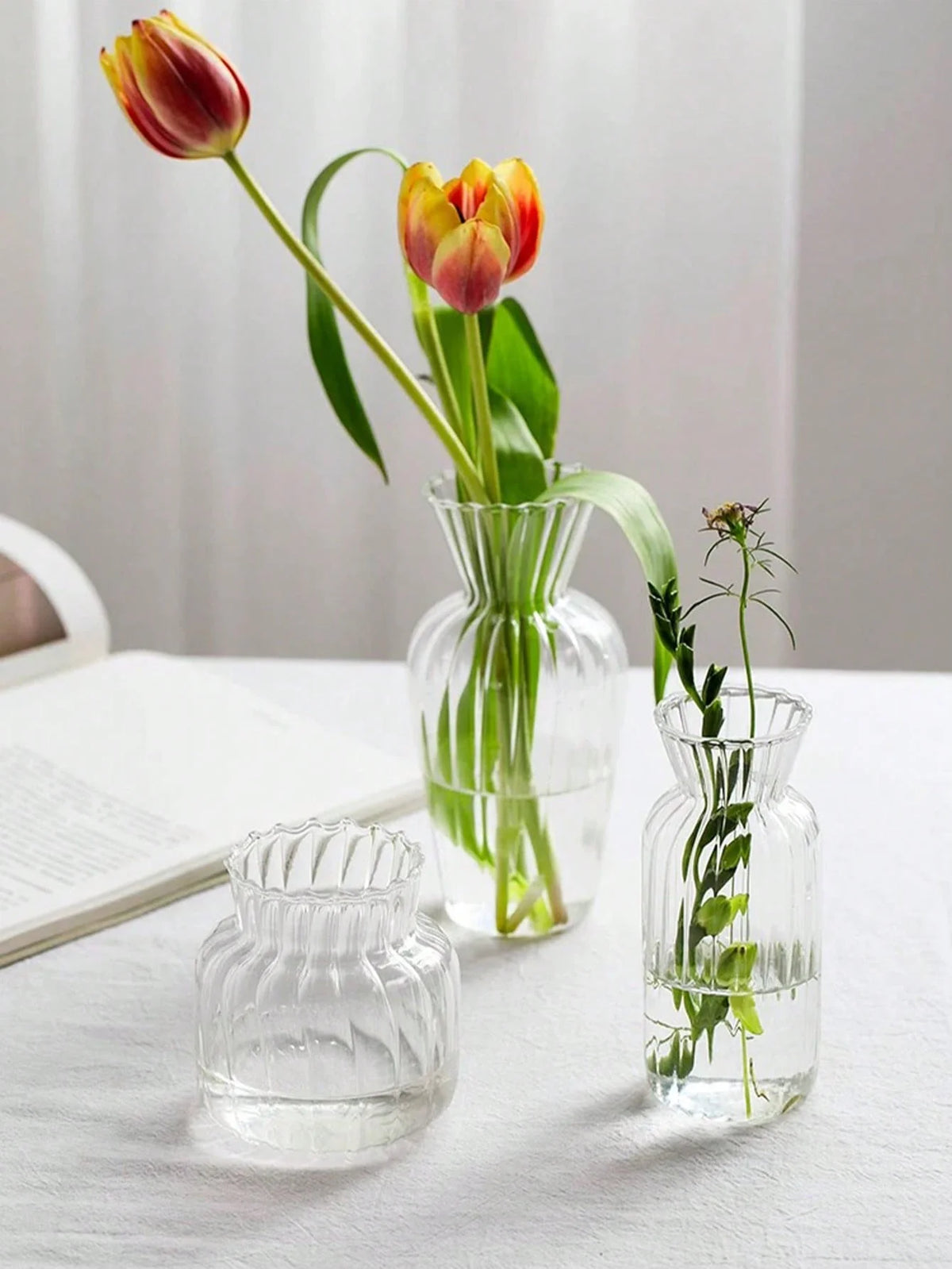 vase verre transparent minimaliste fleurs tulipes eucalyptus rouge vert blanc