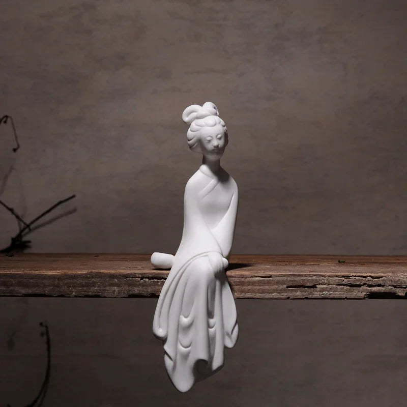 statuette chinoise traditionnelle femme robe longue décoration intérieure blanc classique délicat occasion noël valentin