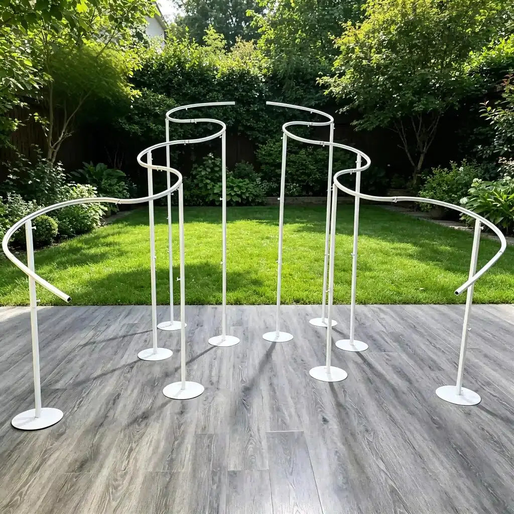 arche métal blanc tissu plissé décoration cérémonie mariage moderne élégante structure fixée base circulaire