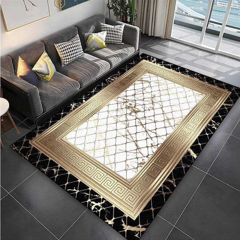 Tapis de luxe rectangulaire orné de motifs géométriques dorés sur fond noir, posé devant un canapé gris dans un intérieur moderne avec baie vitrée.