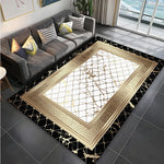 Tapis de luxe rectangulaire orné de motifs géométriques dorés sur fond noir, posé devant un canapé gris dans un intérieur moderne avec baie vitrée.