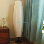 lampe sol moderne blanc rayures fines filament lumineux base noire opaque pliable