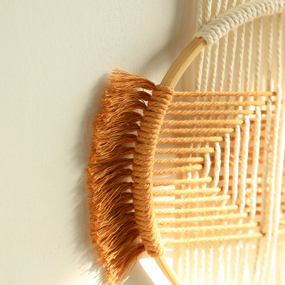 Décoration murale en macramé dans une chambre à coucher bohème