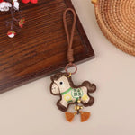 porte clés chevaux stylisés brodés rouge vert marron bleu clochette pompon traditionnel artisanal anneaux