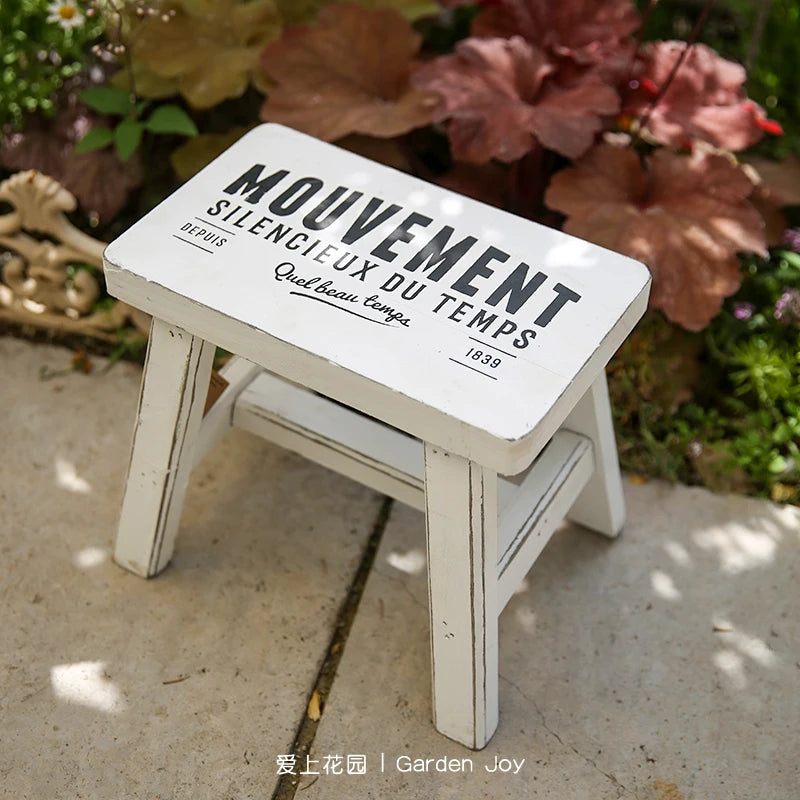 tabouret bois blanc vintage jardin décoration intérieure texte français distressed silencieux temps mouvement depuis