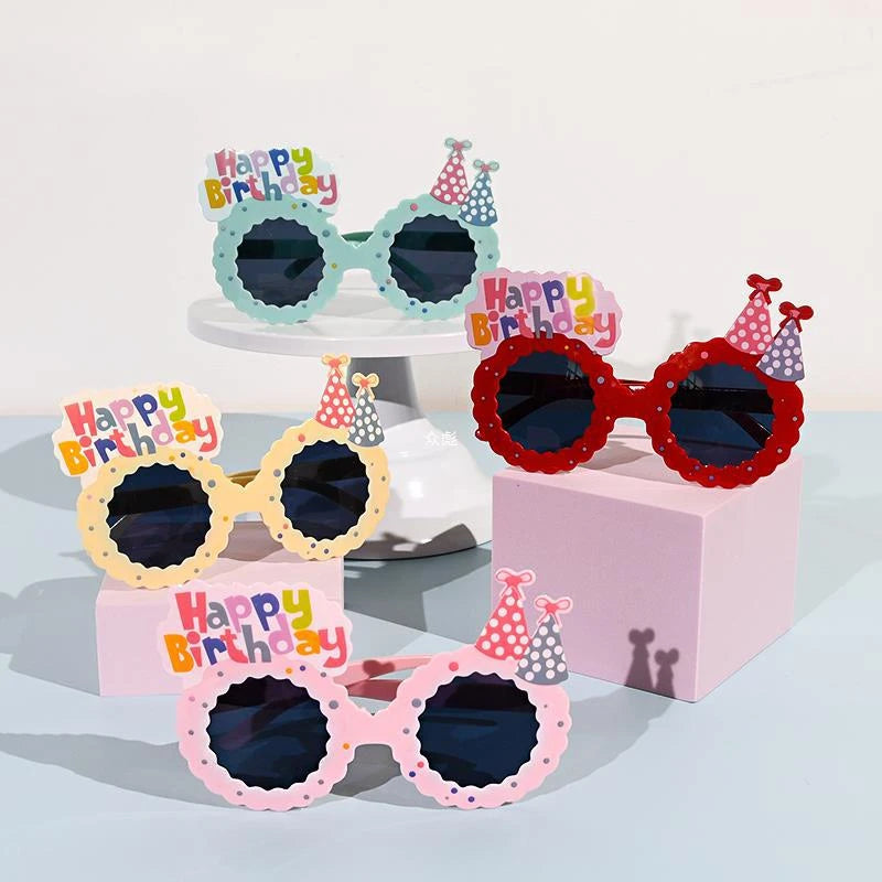 lunettes soleil happy birthday lettres colorées rose bleu clair jaune rouge opaques festives adultes
