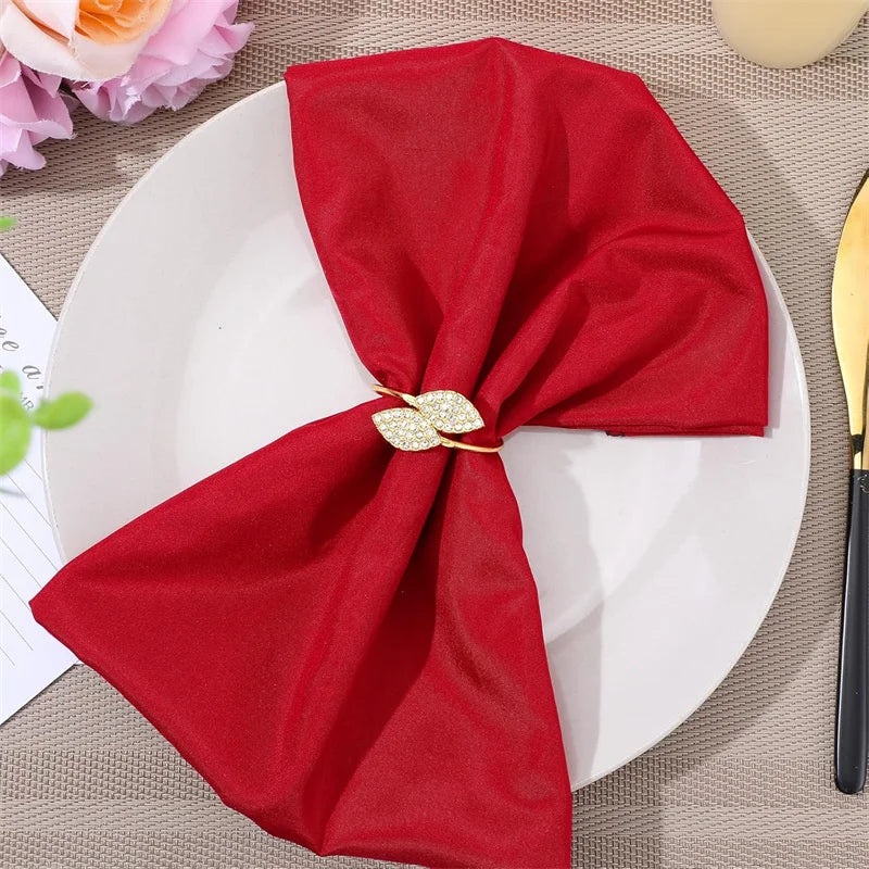 supports serviettes métal rouge soie lisse classique clips mariage dîner decoration table anneaux métalliques