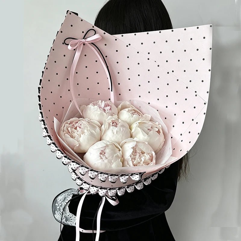 rubans franges dentelles pois noirs rose clair blanc cheveux décoration élégante partie