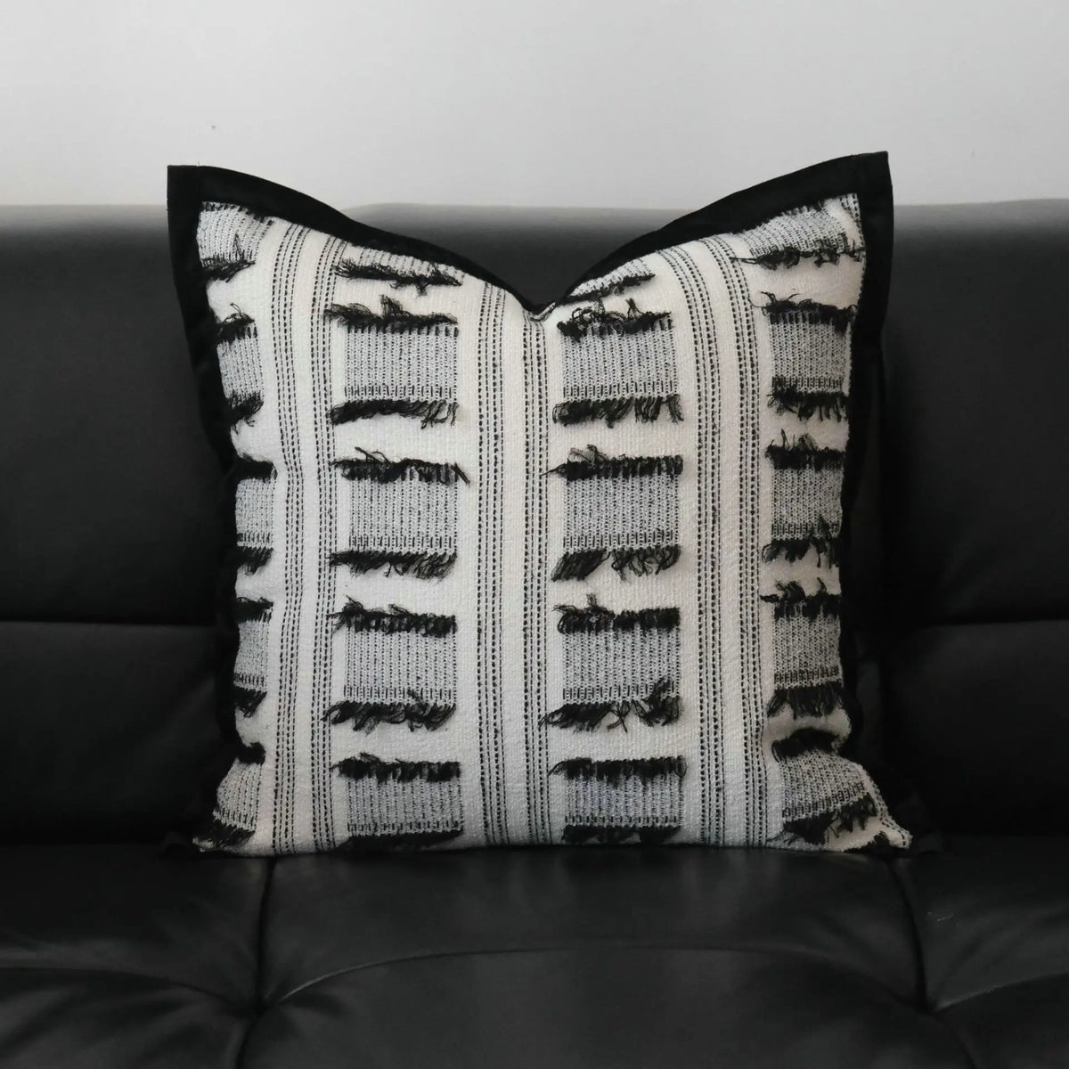 coussin moderne motif rayures beige bordure noire poly coton 45x45cm décoration intérieure sans rembourrage