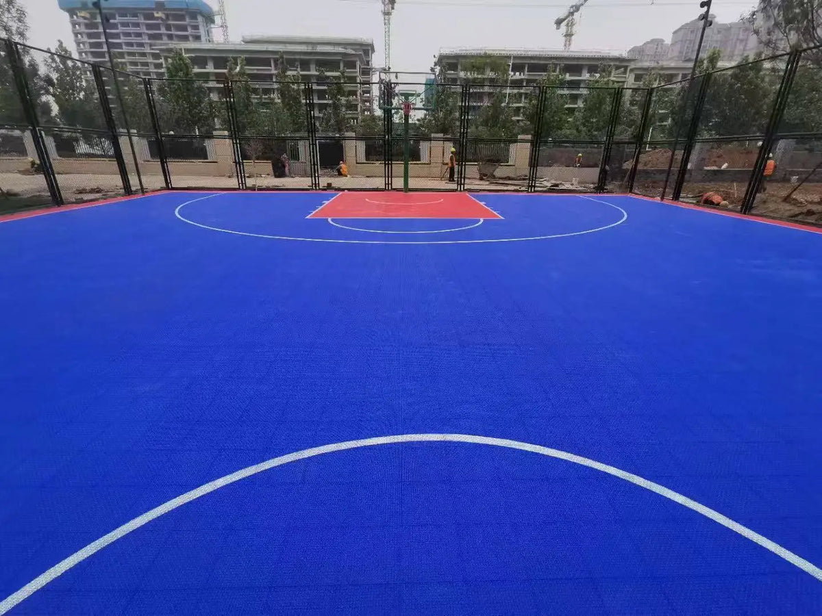 Terrain basket ball extérieur moderne carreaux géométriques gris bleu rouge vert violet sportif