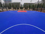 Terrain basket ball extérieur moderne carreaux géométriques gris bleu rouge vert violet sportif
