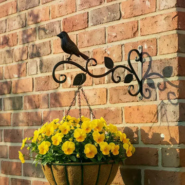 support mural décoratif oiseau floral feuilles fixations rustique ornemental pot fleurs jaunes lanternes guirlande