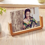 Cadre photo lumineux LED sur un bureau