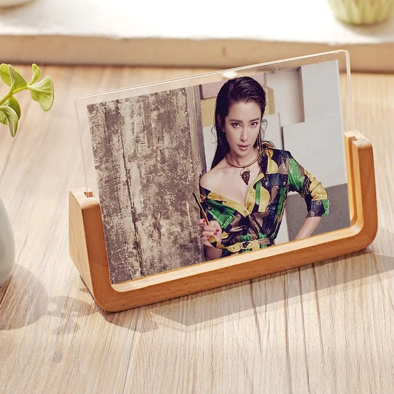 Cadre photo lumineux LED sur un bureau