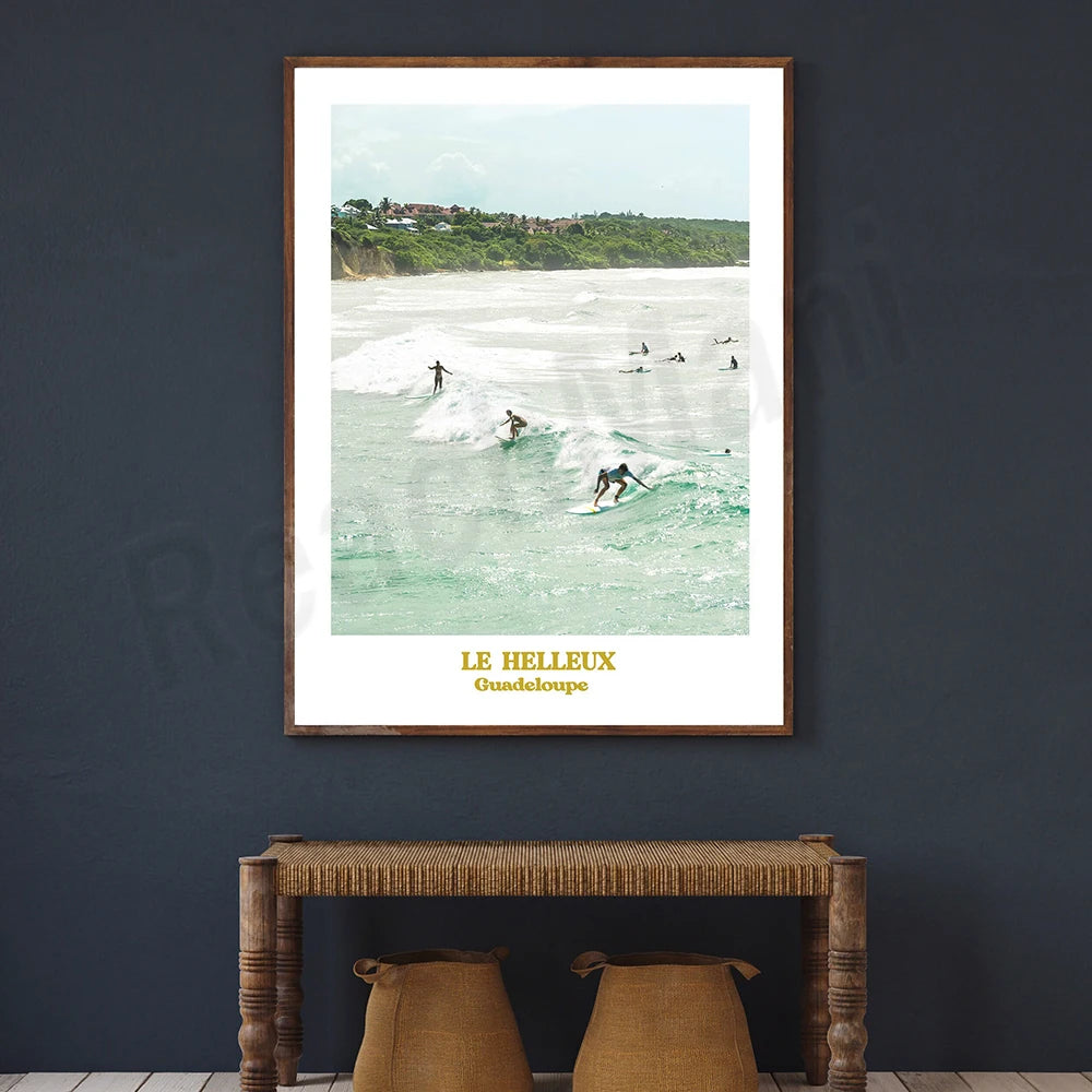 Une scène captivante de surfeurs sur les vagues déferlantes de Guadeloupe, avec le texte "Le Helleux" qui identifie ce lieu paradisiaque.