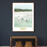 Une scène captivante de surfeurs sur les vagues déferlantes de Guadeloupe, avec le texte "Le Helleux" qui identifie ce lieu paradisiaque.