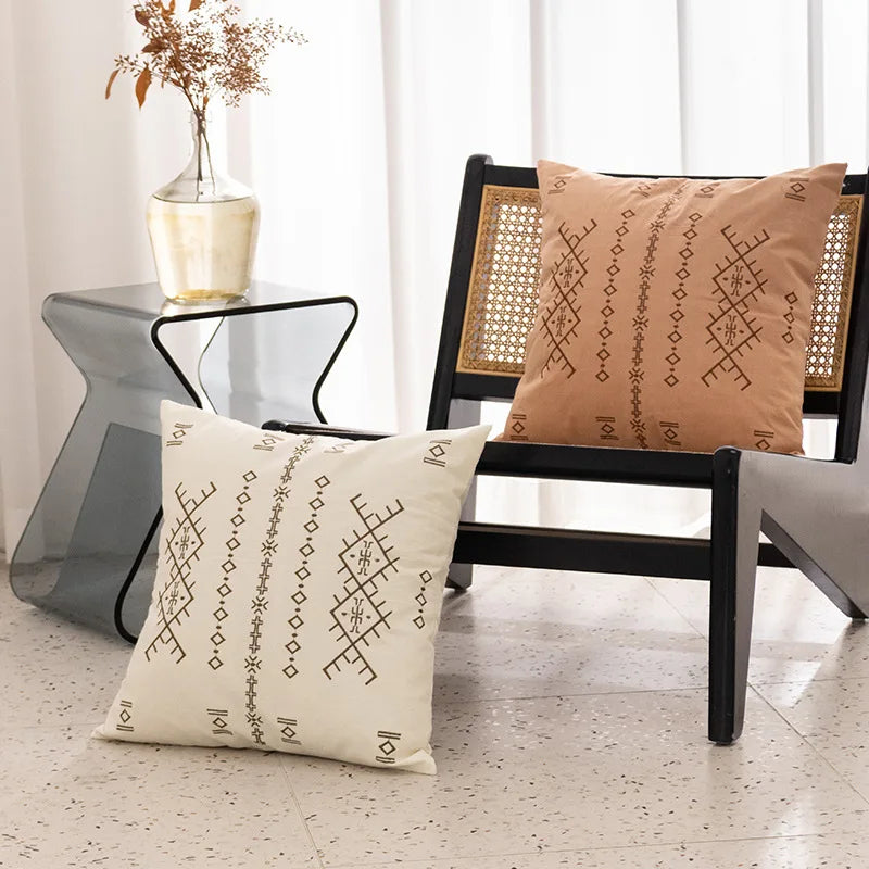 coussin carré beige clair motif géométrique moderne broderie lignes triangles décoration salon maison