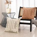 coussin carré beige clair motif géométrique moderne broderie lignes triangles décoration salon maison