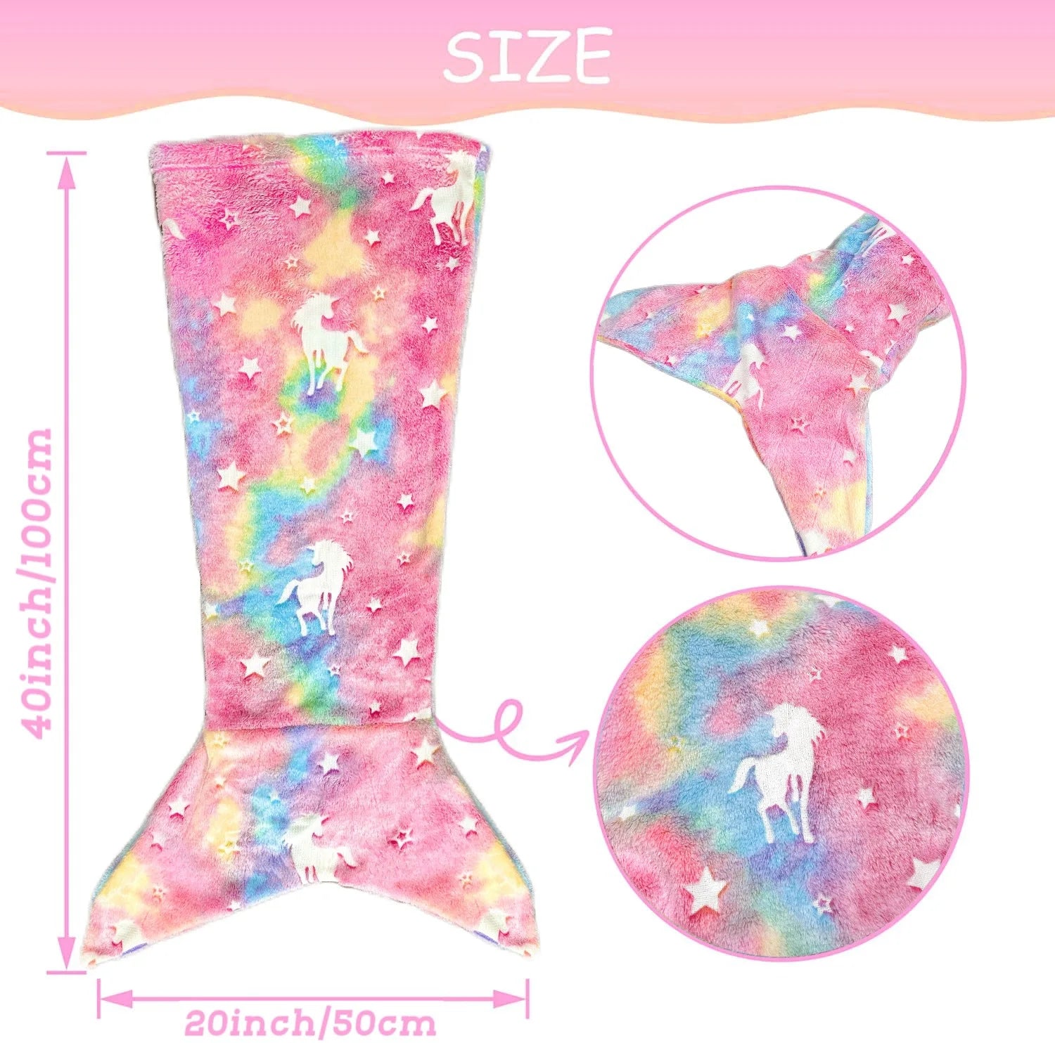 Coussin en forme de queue de sirène avec motif d'arc-en-ciel et d'étoiles sur fond rose.