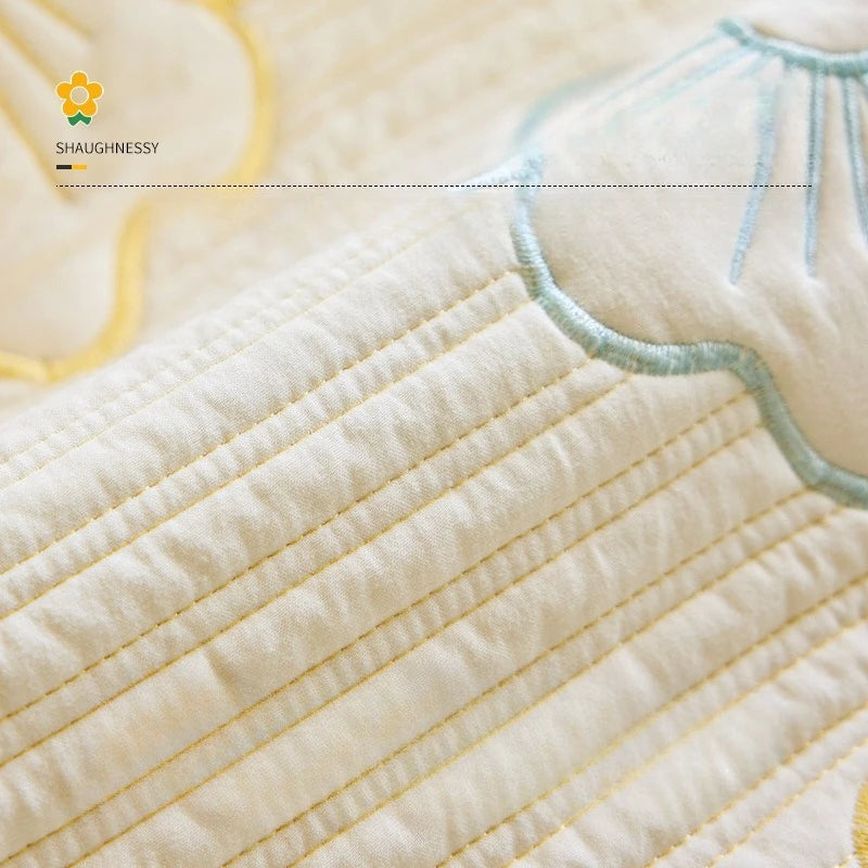 Une texture douce et ondulée d'un tissu beige avec des détails en fils bleus, évoquant la douceur et la tranquillité.