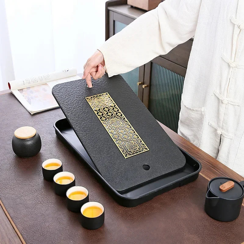 plateau thé noir insert doré traditionnel asiatique service table texture bois clair tasses théière