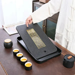 plateau thé noir insert doré traditionnel asiatique service table texture bois clair tasses théière