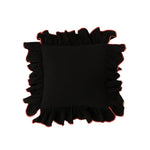 Coussin noir avec bord de couleur rouge vif.